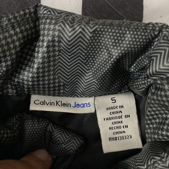 Boys Calvin Klein Puffer Vest - Picture 2 of 4